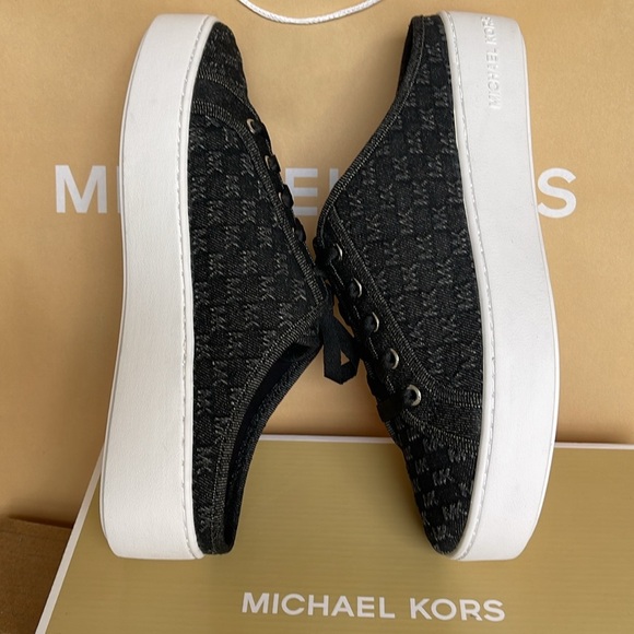 Michael Kors POPPY SLIDE SNEAKER MK DEBOSSED WASHED DENIM
49T4POFP3D Platforms - Picture 14 of 16